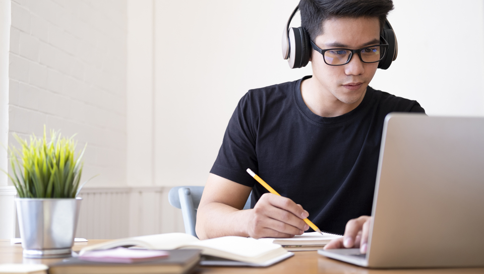 MultipleMeasures-student-on-laptop.jpg